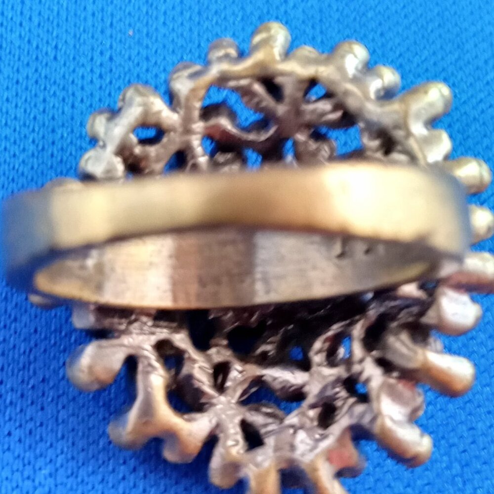 Kiam Family brass tone cluster statement ring with rhinestones sz. 7 1/2 - Picture 4 of 6